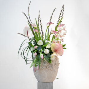סידור אלגנטי ומלא אופי המשלב אנטוריום בגווני ורוד , סחלבים עדינים, טוליפים ופרח לבנים, יחד עם ענפי ירק ליצירת מראה גבוה, פתוח ומלא תנועה. הקומפוזיציה המדורגת יוצרת זרימה טבעית עם נוכחות מרשימה, בעוד כלי האבן המעוצב מוסיף עומק וטקסטורה – שילוב מושלם בין טבע ליוקרה. עיצוב חללים יוקרתיים, משרדים וחללי קבלה, מתנה אלגנטית ומיוחדת, אירועים חגיגיים, הפרשת חלה ועיצוב שולחן מרכזי. 📍 משלוחי פרחים בכרמיאל, הקריות, חיפה וכל אזור הצפון.