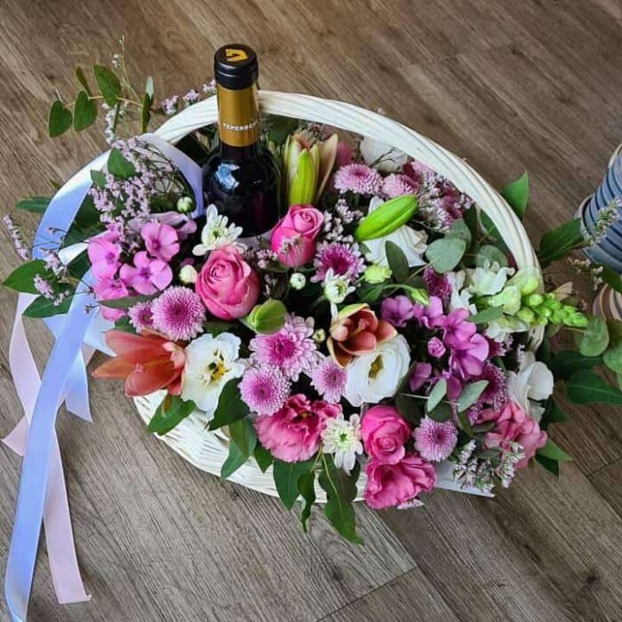 סל פרחים יוקרתי עם בקבוק יין – מתנה אלגנטית ומלאת סטייל מחפשים מתנה בלתי נשכחת? הסל הזה הוא הבחירה המושלמת! שילוב מהמם של פרחים טריים בגווני ורוד, סגול ולבן – כולל ורדים, שושנים, חרציות, ליליות וירק טבעי – יחד עם בקבוק יין איכותי. מגיע בסל קלוע מהודר עם סרטי סאטן עדינים.  מתאים למתנות ליום הולדת, מתנה ליולדת, חג, או אירוח  ניתן לבחור את סוג היין – לבן, אדום או מבעבע  משלוחים מהירים בקריות והסביבה *בתמונה מופיע הגודל הבינוני.