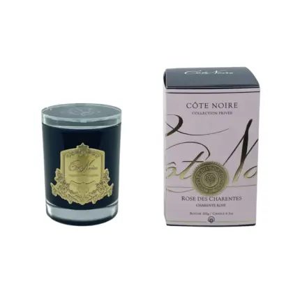 נר מבית המותג היוקרתי מצרפת COTE NOIRE COTE NOIRE היא חברה מובילה ובעלת שם עולמי בתחום בישום הבית. נר זה עשוי מבלנד של שעווה שעיקרה שעוות סויה וחומרים טבעיים בלבד. הנר מגיע בכלי יוקרתי אשר ניתן להשתמש בו לאחר סיום הנר. זמן בעירה 40-60 שעות. לנר מכסה קריסטל יוקרתי המשמש גם כתחתית לנר בזמן הבעירה צבע: כחול כהה וזהב תכולה: 185 גרם
