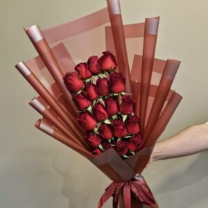 זר ורדים אדומים מדורג בעטיפה אדומה יוקרתית – אמירה של אהבה בניחוח קלאסי זר מושלם של ורדים אדומים איכותיים, שזורים בקו מדורג ומדויק, עטופים בנייר אדום מטאלי בעיצוב מוקפד, עם סרט תואם ממותג Orchid. הזר הזה לא משאיר מקום לספק – זו אהבה שמדברת בעוצמה. מושלם ליום אהבה, יום נישואין, או פשוט כדי לומר: את.ה בלב שלי. 💌 ניתן להזמין עם ברכה אישית 🚚 משלוחים מהירים בכרמיאל, חיפה והקריות
