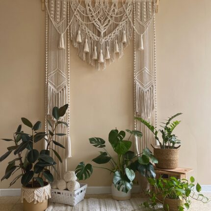 🧵 אַרְכָּה ממקרמה בעבודת יד – פריט קיר אומנותי שמשדרג כל חלל 🌿 בתמונה נראית אַרְכָּה דקורטיבית בעבודת יד מסריגת מקרמה – יצירת אמנות תלויה המשתלשלת מהתקרה או מקיר הבית, עשויה מחוטי כותנה טבעיים בגוון שמנת עדין. הארכה קלועה בקפידה בעבודת יד, בטכניקת קשרים מסורתית, בעיצוב בוהו-שיק מרהיב שמעניק לקיר מראה טבעי, שקט והרמוני. העיצוב מתאפיין בקווים סימטריים, דוגמה מרובדת ומראה מרחף שמוסיף אופי ואווירה לחלל – בין אם זה סלון, חדר שינה, מבואה, פינת ישיבה או אפילו קליניקה.