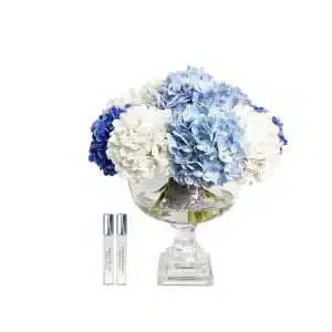 כלי קריסטל PROVANCE HYDRANGEAS כחול NEW COLLECTION BY COTE NOIRE. הסדרה החדשה של פרחי המשי מבית המותג הצרפתי היוקרתי, ועכשיו בגדלים ענקיים וסופר מרשימים! מפיץ ריח יוקרתי של מותג בישום הבית המוביל בעולם COTE NOIRE. מפיץ ריח זה עשוי פרחי משי איכותיים המרגישים ונראים אמיתיים לחלוטין. בתחתית הכלי יש ג'ל מיוחד המדמה מים ובעצם מחזיק את סידור הפרחים שלא יזוז. אחת לשבועיים מרססים את ספריי השמן על הפרחים ומקבלים ריח מדהים בכל הבית. ללא ספק מוצר שובר שיויון בתחום הבישום הביתי. המפיץ מגיע עם 2 מבשמים אותם ניתן לרכוש בנפרד בהמשך. ניחוח, הידרנג'אה לבנה: אורן אדום ופריחת תפוז על בסיס עץ אלגום. גן לבן / ז'רדן בלאן: שילוב ייחודי של יסמין, ורד מושק, היביסקוס ועלים ירוקים כתושים. ניחוח ארומטי זה ימלא את חדרכם ויכבוש את חושיכם. הוראות טיפול: אנו ממליצים לרסס את עלי הכותרת במים באופן קבוע כדי למנוע התייבשות עלי הכותרת. כדי לנקות את עלי הכותרת, ניתן גם לשטוף את סידורי הפרחים הפוכים תחת ברז מים ולהסיר בעדינות את האבק מעלי הכותרת בעזרת האצבעות. יבשו בטפיחות קלות בעזרת מגבת כדי לשמור על הפרחים רעננים לאורך זמן.